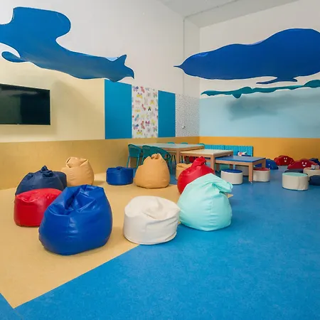 Отель Hovima La Pinta Beachfront Family 4*